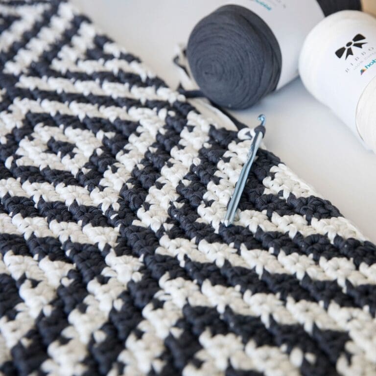 Diamond Lattice Tapestry Crochet Rug Pattern