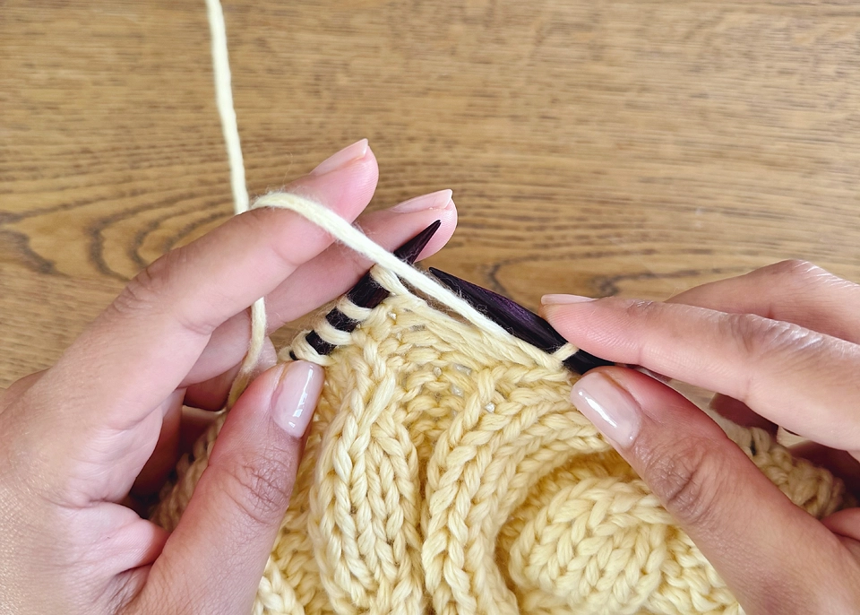 purl continental Holding yarn