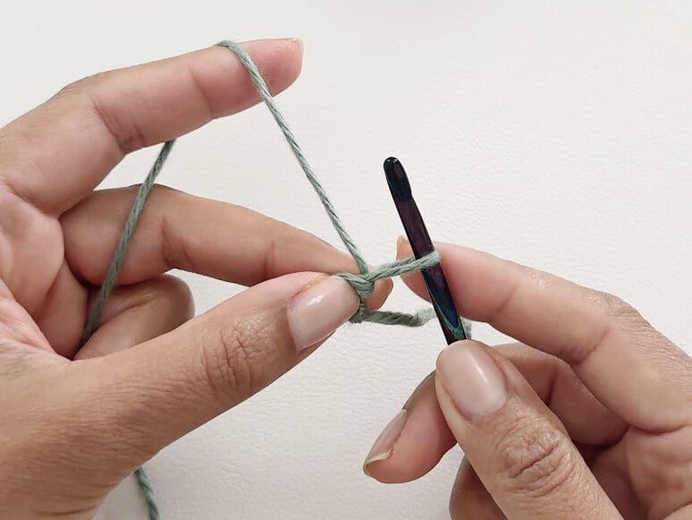 CSDC: Chainless Starting Double Crochet Step 1